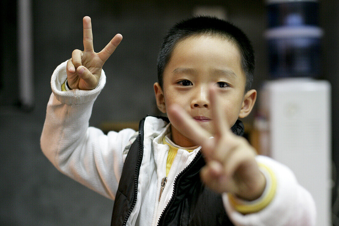 Portrait eines kleinen chinesischen Jungen, Xiamen, Fujian, China, Asien