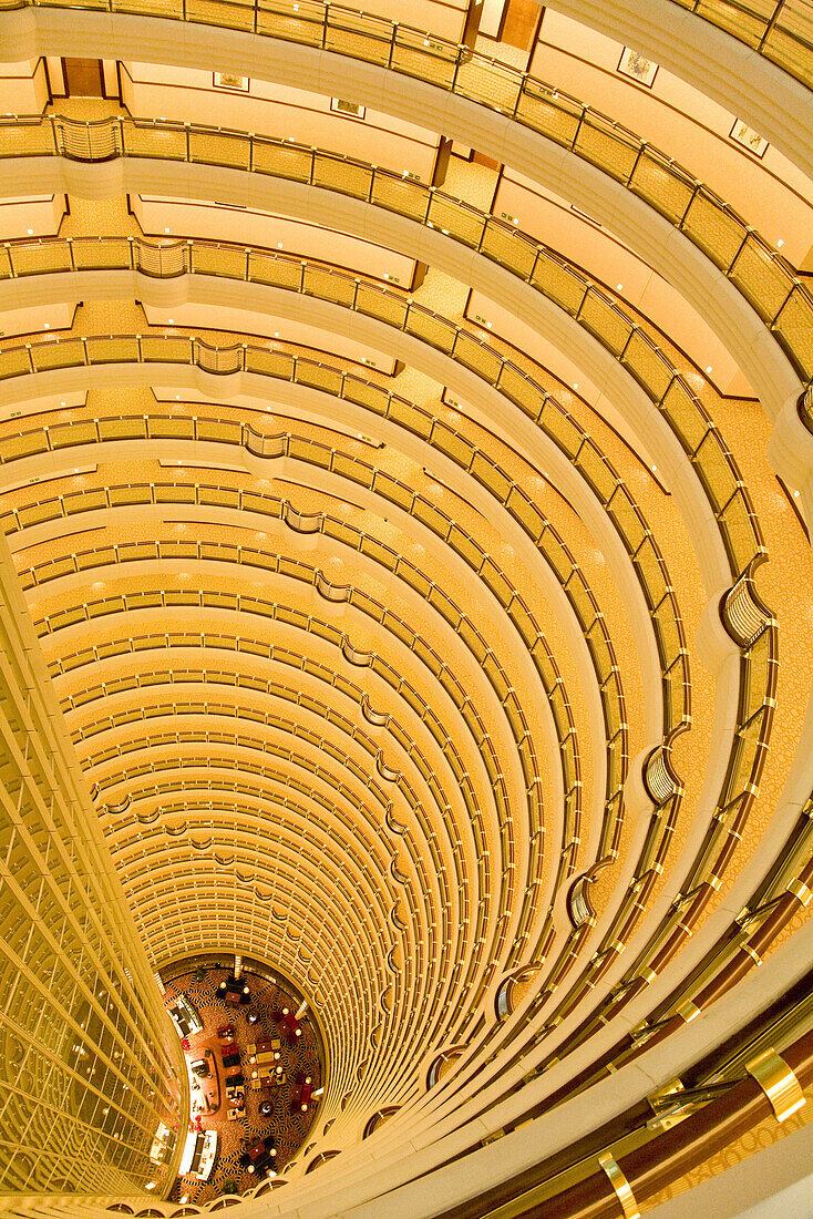 Blick von oben auf die Lobby des Grand Hyatt Hotel im Jinmao Turm, Shanghai, China, Asien