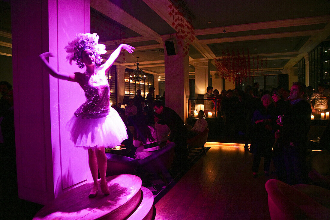 Tänzerin im Nachtclub The Glamour Bar, Shanghai, China, Asien