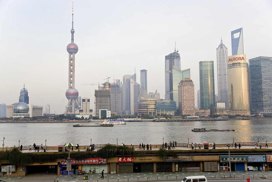 Blick vom Bund auf die Skyline von Shanghai am Pujiang Fluss, Pudong, Shanghai, China, Asien