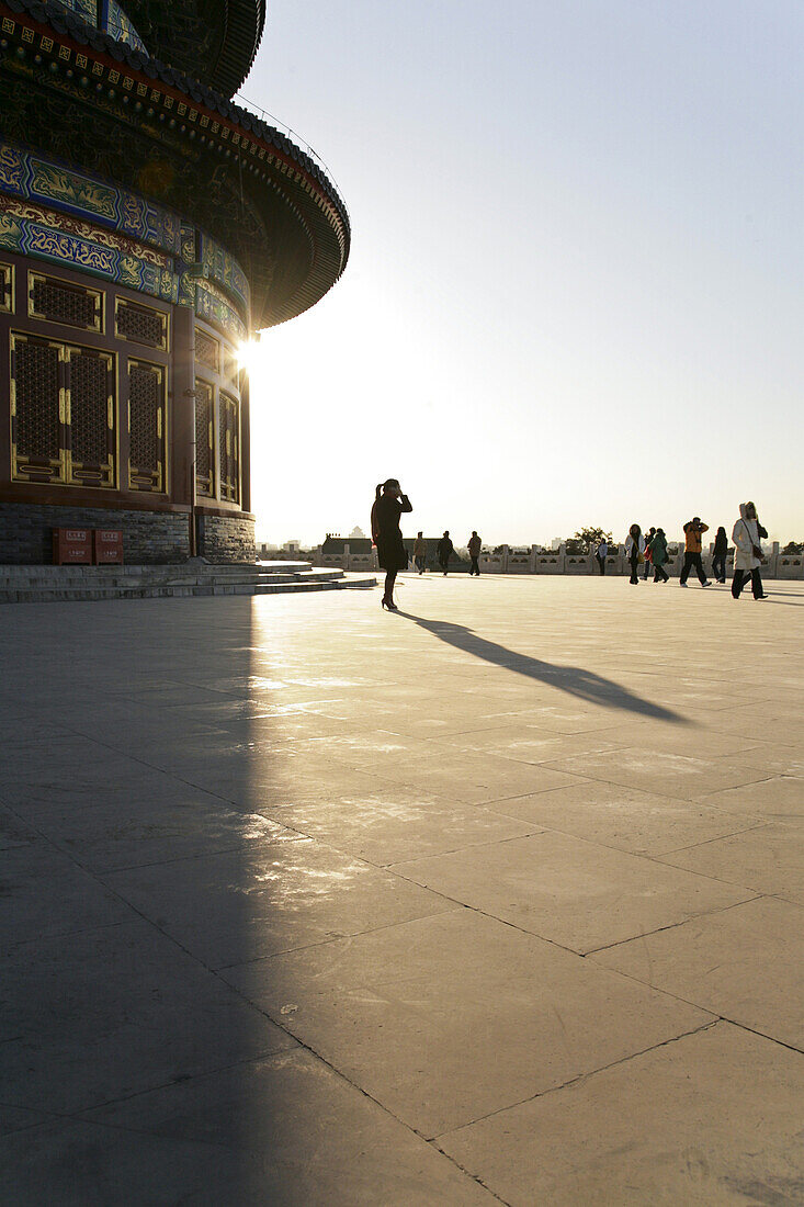 Menschen vor dem Himmelstempel im Licht der Abendsonne, Tiantan, Peking, China, Asien