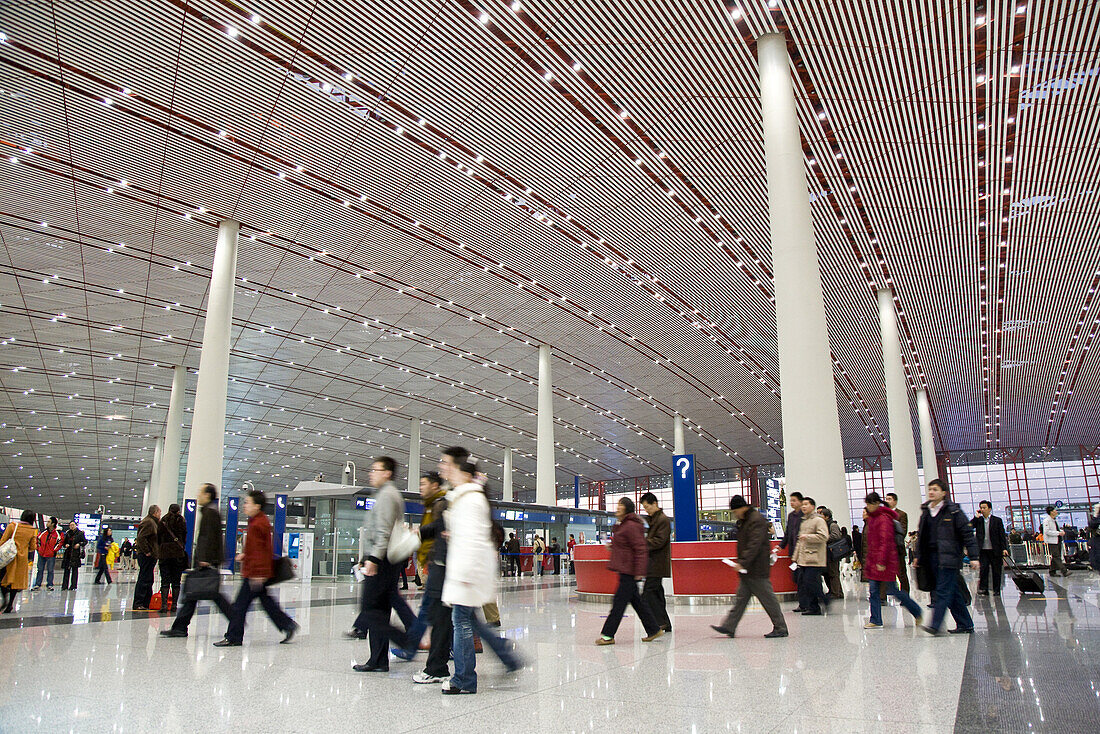 Menschen beim Check-in des Internationalen Flughafens Peking, größtes Gebäude der Welt, Beijing, Peking, China, Asien