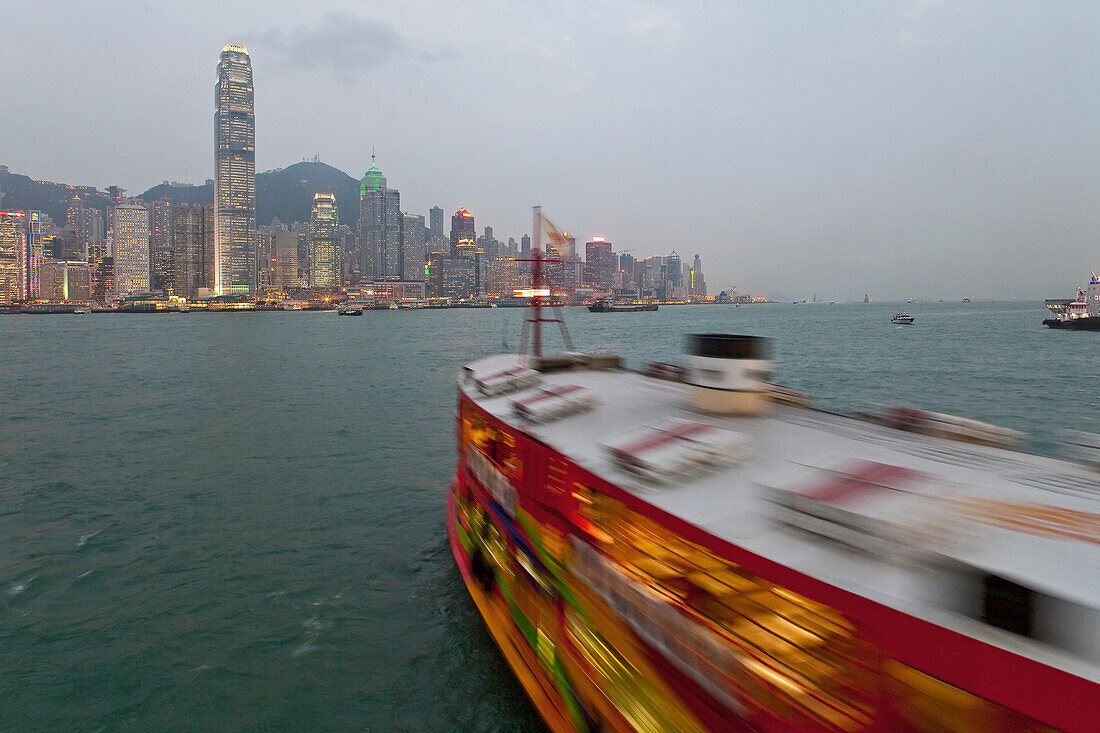 Star Ferry, Fähre zwischen Kowloon und Hongkong Island am Abend, Wanchai, Hongkong, China, Asien