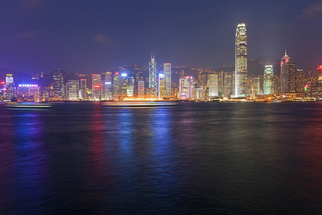 Beleuchtete Skyline bei Nacht, Hongkong Island, Wanchai, Hongkong, China, Asien