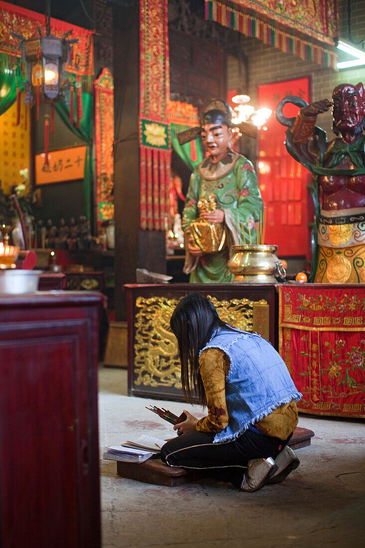Frau mit Wahrsagerstäbchen in einem Tempel in Wanchai, Hongkong, China, Asien