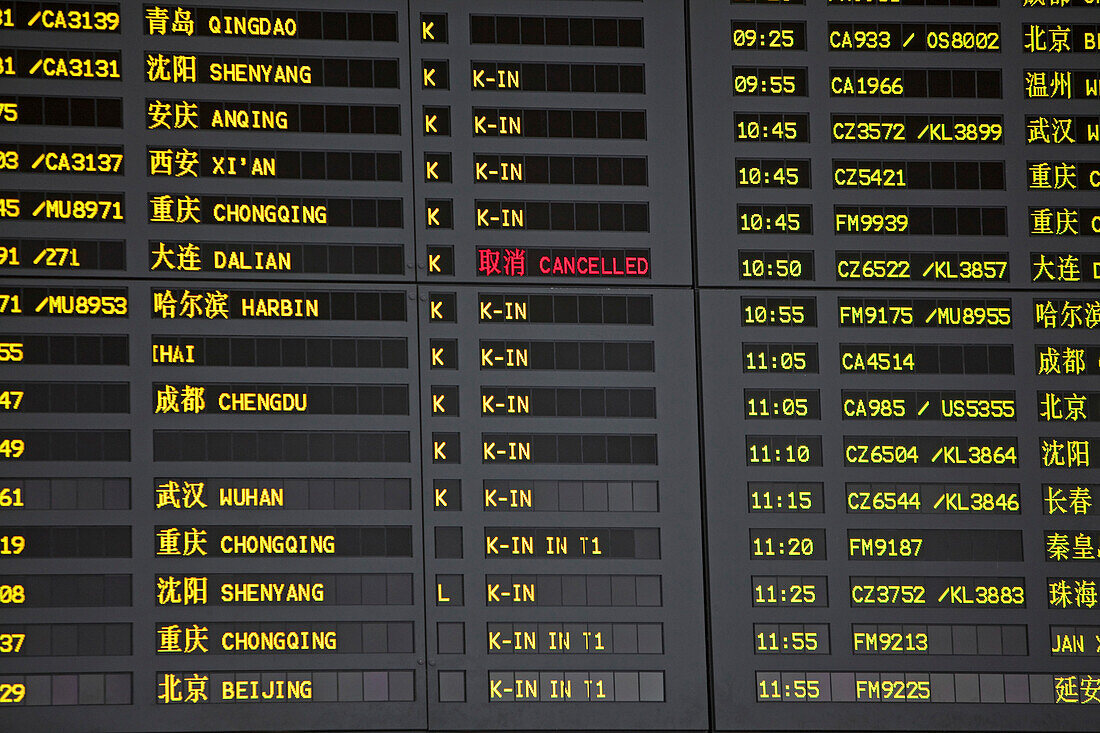 Anzeigetafel im Hongkong International Airport, Chep Lap Kok, Lantau Island, Hongkong, China, Asien