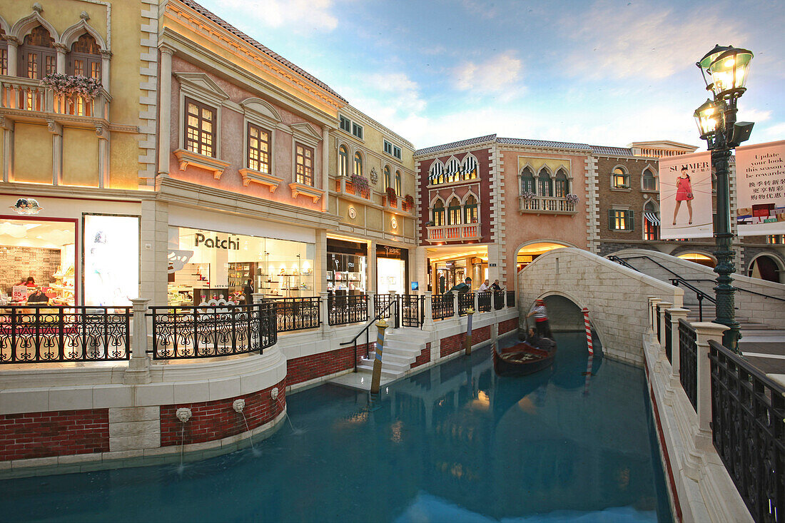 Läden und Kanal mit Gondel im Venetian Casino Resort, Macao, Taipa, China, Asien