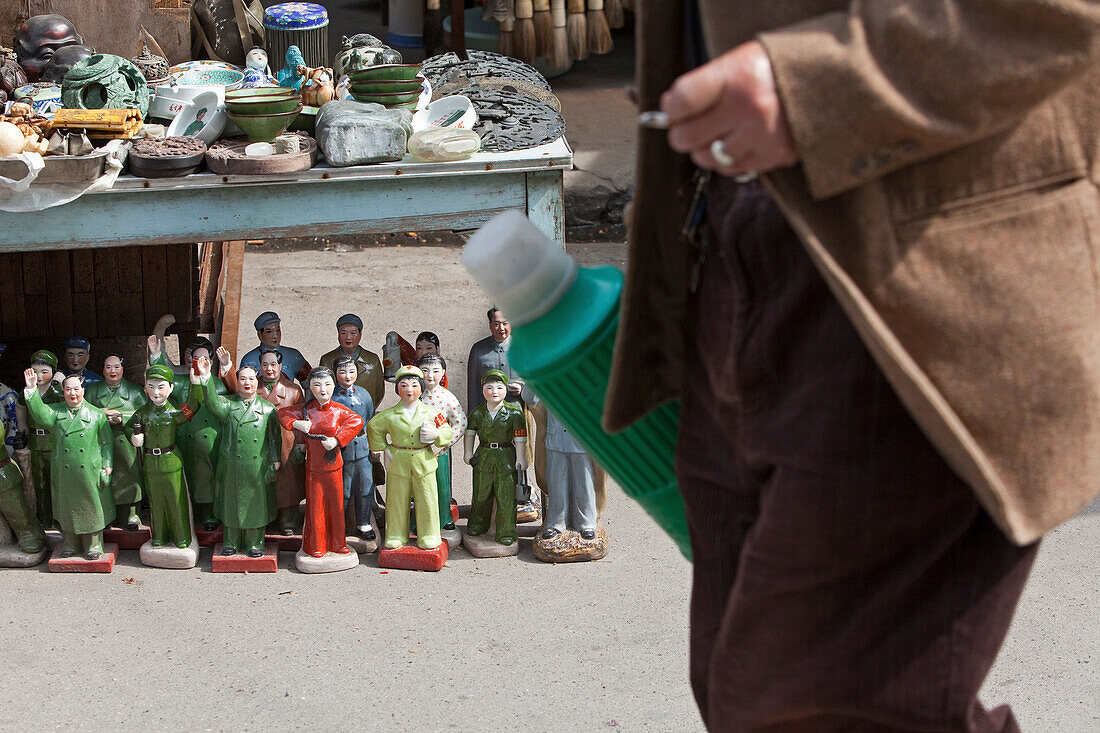 Mann mit Thermoskanne und Mao Figuren auf dem Markt, Shanghai, China, Asien