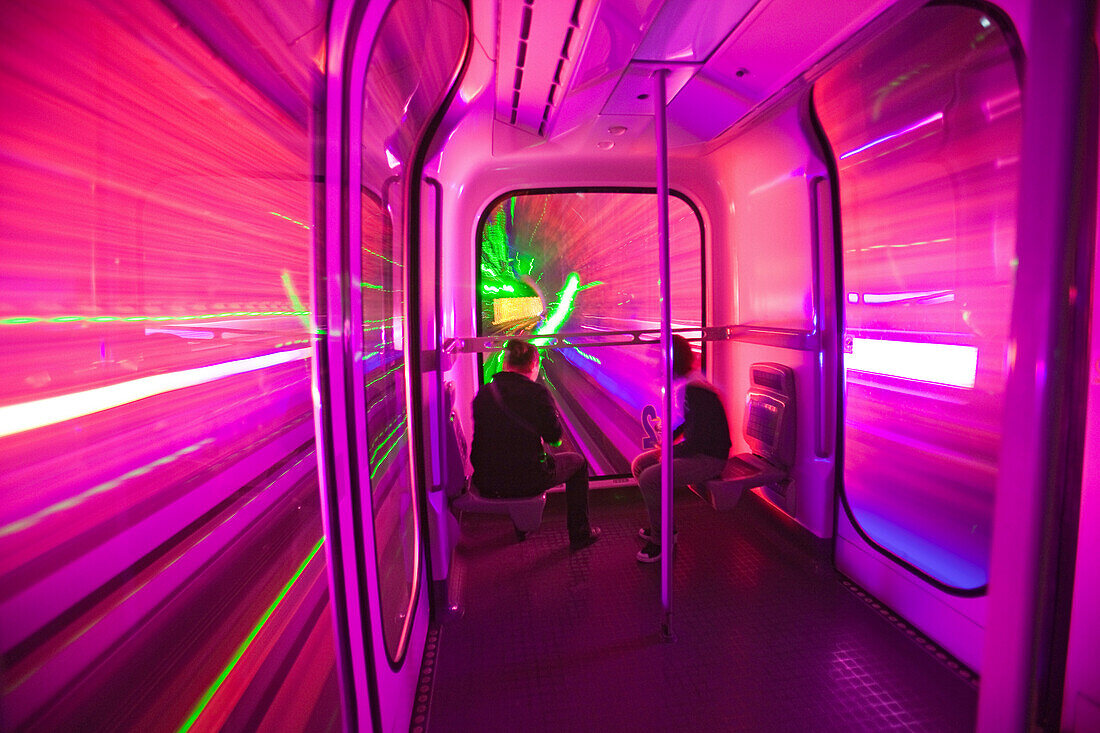 Touristen fahren durch einen Tunnel zwischen Bund und Pudong, Shanghai, China, Asien