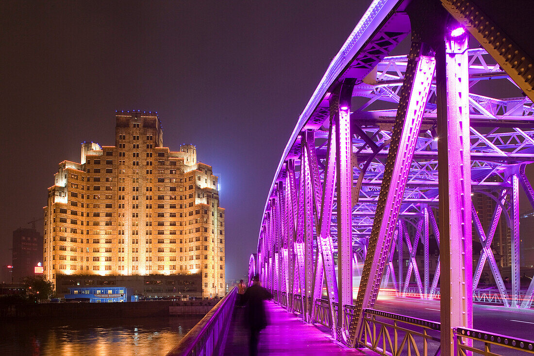 Die beleuchtete Waibaidu Brücke über dem Souzhou Kanal bei Nacht, Bund, Shanghai, China, Asien