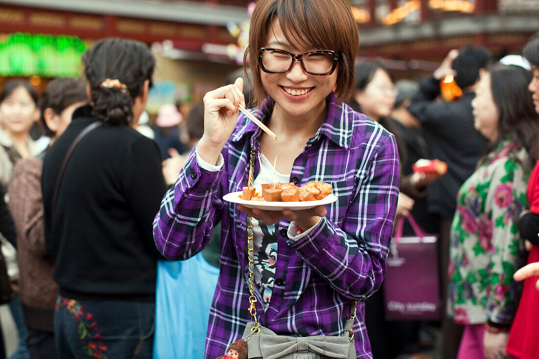 Lächelnde Frau vor dem  Huxinting Teehaus, Yu Yuan Garden, Nanshi, Feng Shui, Shanghai, China, Asien