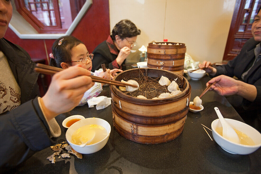 Chinesische Familie isst im Huxinting Teehaus, Yu Yuan Garden, Nanshi, Feng Shui, Shanghai, China, Asien