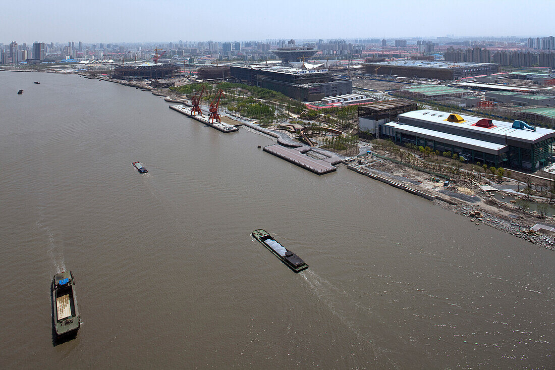 Blick auf den Fluss Huangpu und die Baustelle des Expo Geländes, Shanghai, China, Asien