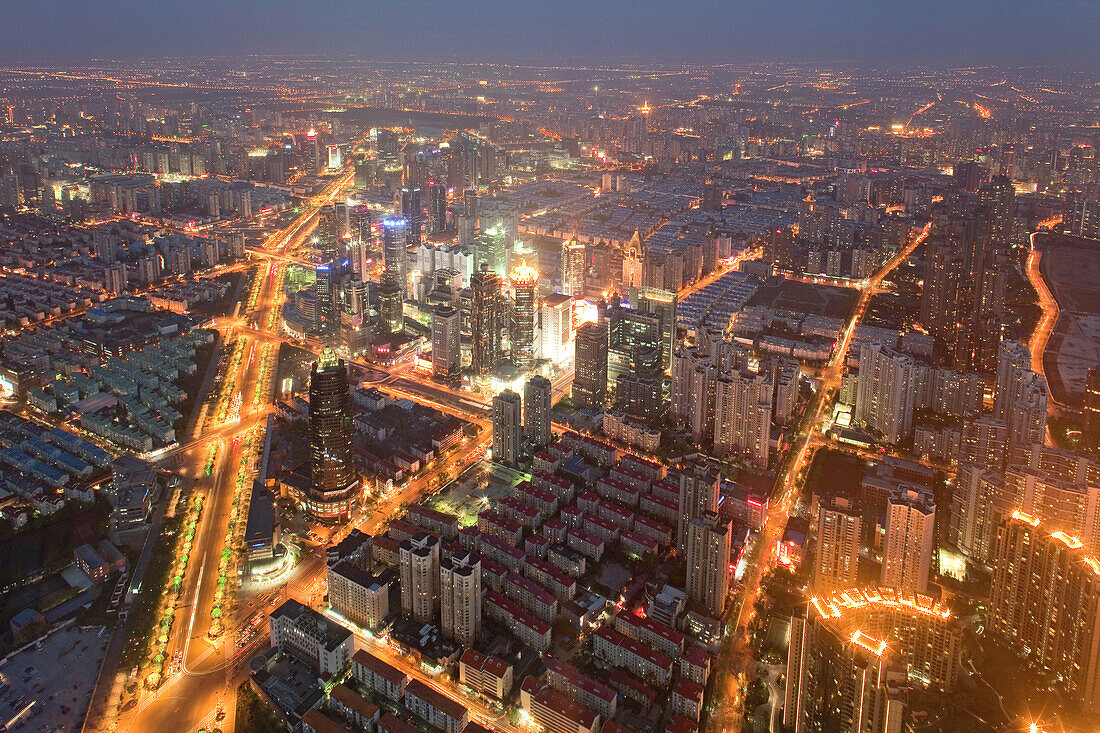 Blick auf den Stadtteil Pudong bei Nacht, Pudong, Shanghai, China, Asien