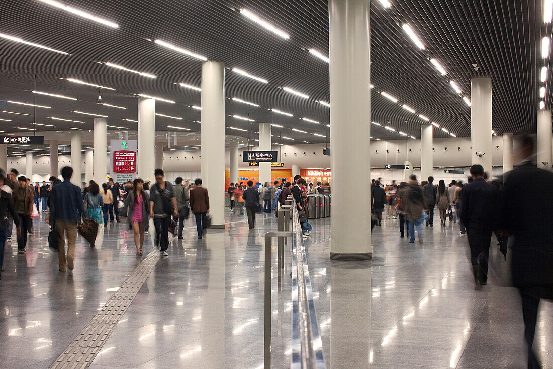 Menschen in der U-Bahnstation, Nanjing Road, Shanghai, China, Asien