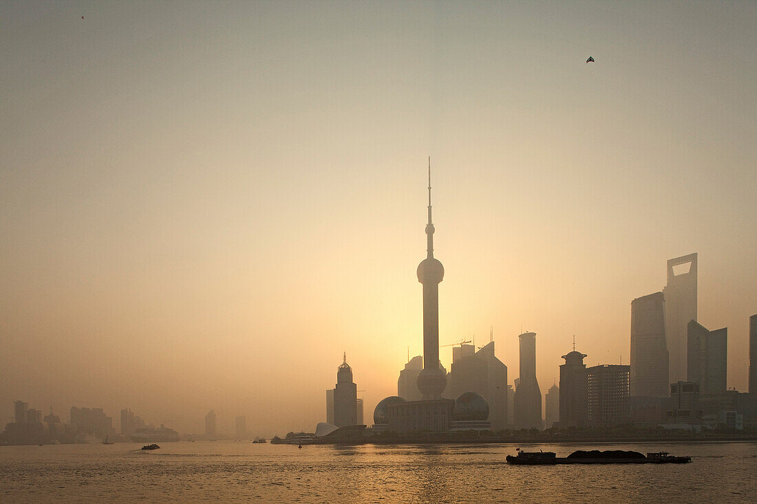 Skyline von Pudong am Huangpu Fluss bei Sonnenaufgang, Pudong, Shanghai, China, Asien