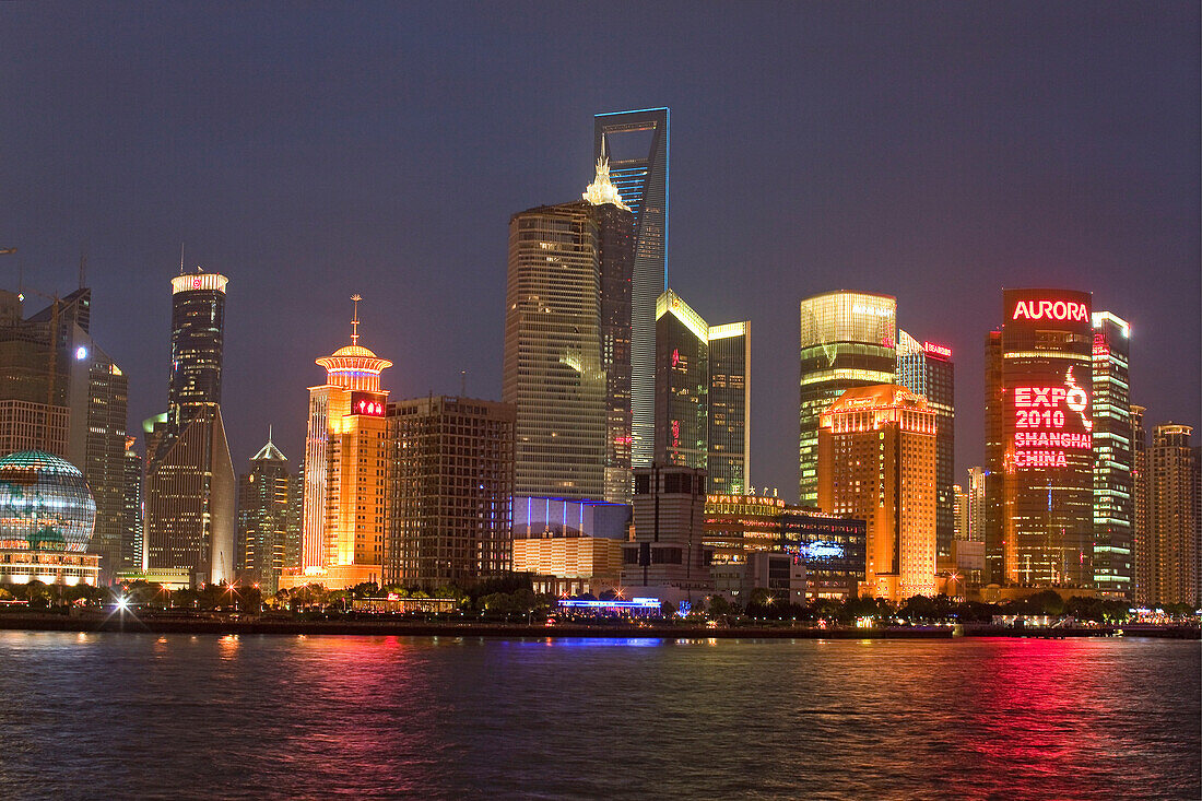 Beleuchtete Skyline am Fluss Huangpu bei Nacht, Pudong, Shanghai, China, Asien