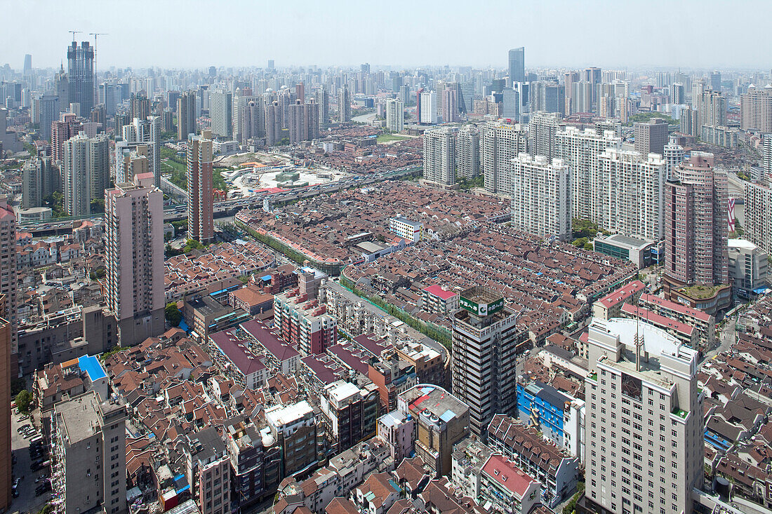 Blick über Hochhäuser in der Innenstadt, Nanjing Road, Shanghai, China, Asien