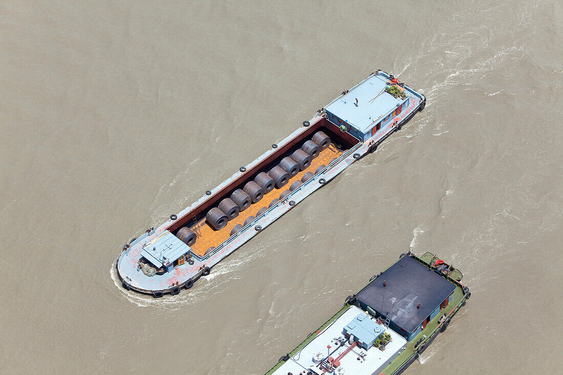 Blick von oben auf Frachter auf dem Fluss Huangpu, Shanghai, China, Asien