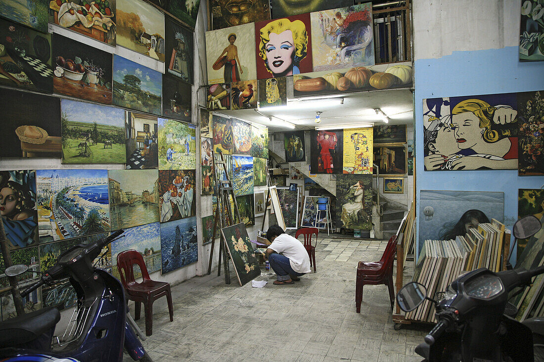 Reproduktionen bekannter Bilder in einem Laden in Saigon, Ho-Chi-Minh Stadt, Vietnam, Asien