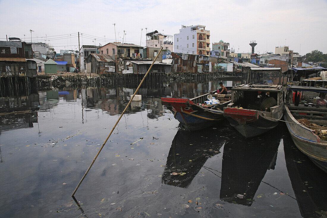 Boote im Schmutzwasser eines Kanals und Häuser eines Slums, Saigon, Ho-Chi-Minh Stadt, Vietnam, Asien
