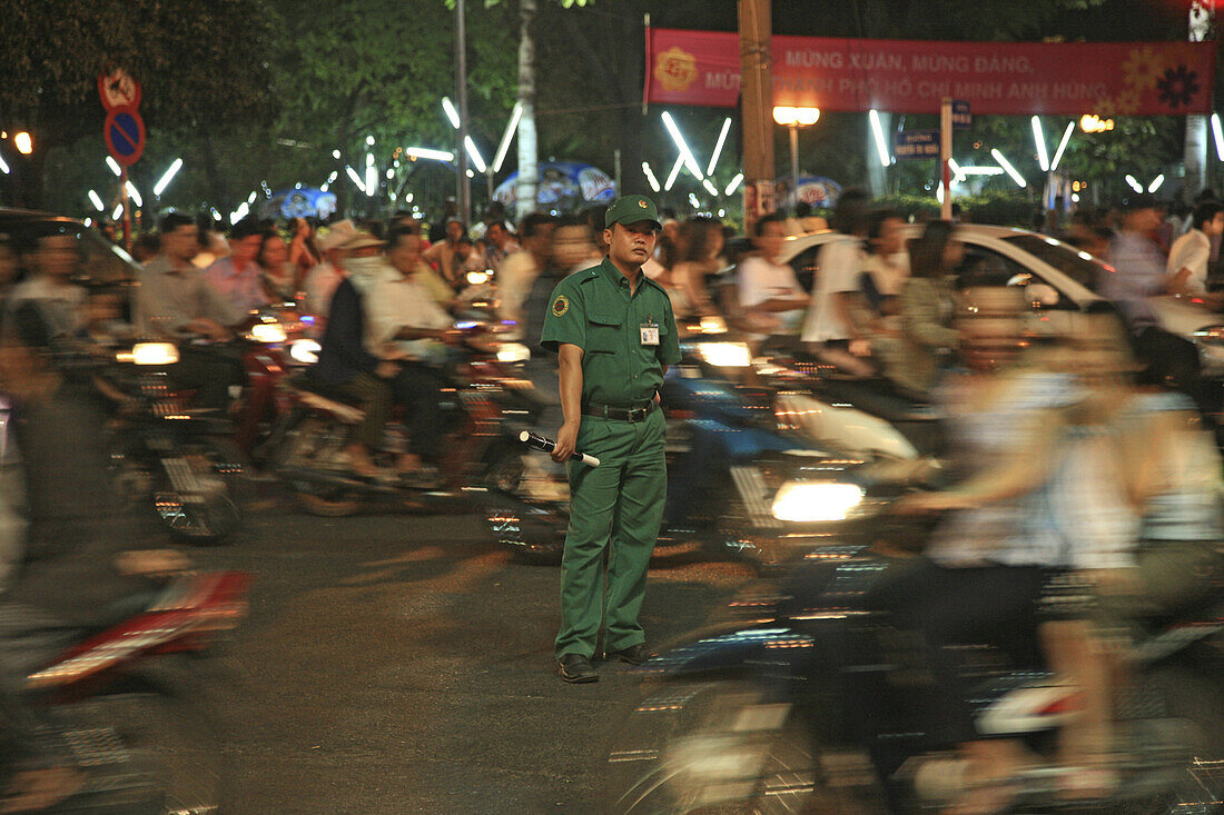 Menschen fahren auf Motorrollern während des Tet Fests bei Nacht, Saigon, Ho Chi Minh Stadt, Vietnam, Asien