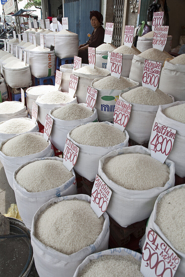 Old woman selling rice on the Ben-Thanh market, Saigon, Ho Chi Minh City, Vietnam, Asia