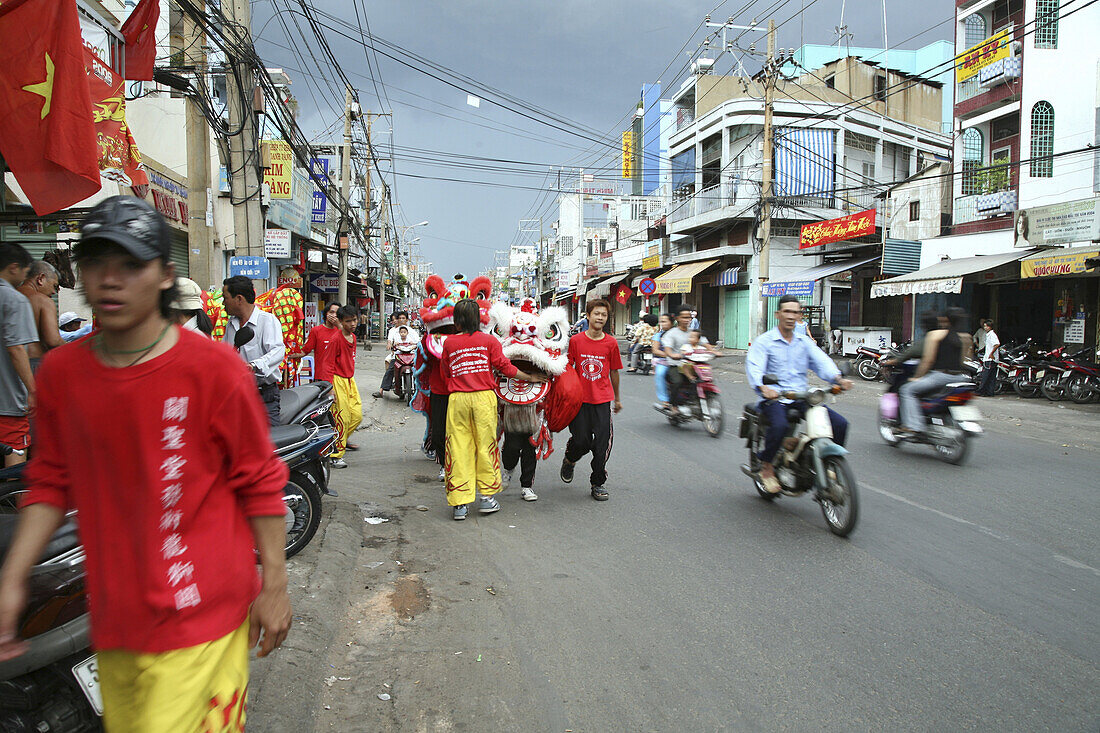 Jugendliche beim Drachentanz während des Tet Fests in einem Vorort, Saigon, Ho Chi Minh Stadt, Vietnam, Asien