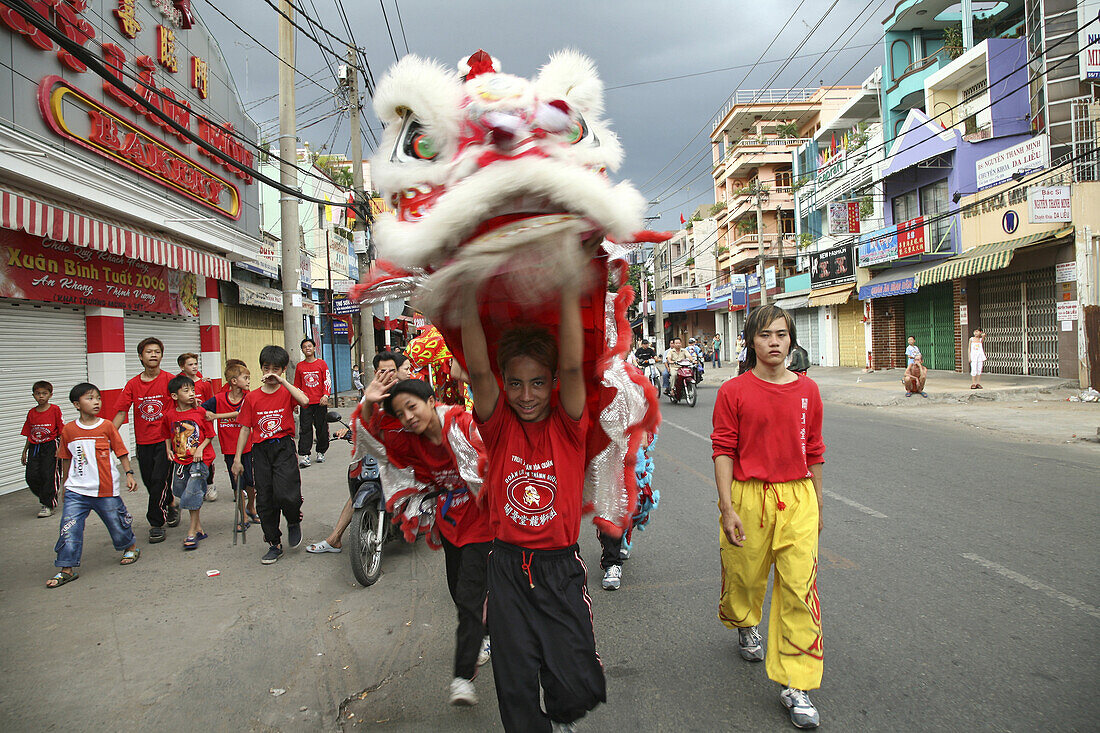 Jugendliche beim Drachentanz während des Tet Fests in einem Vorort, Saigon, Ho Chi Minh Stadt, Vietnam, Asien