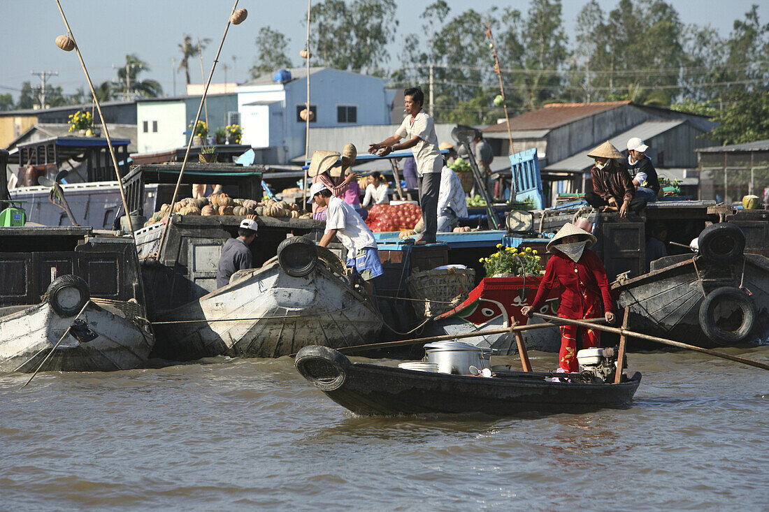 Menschen in Booten auf einem Kanal, Mekong Delta, Vietnam, Asien