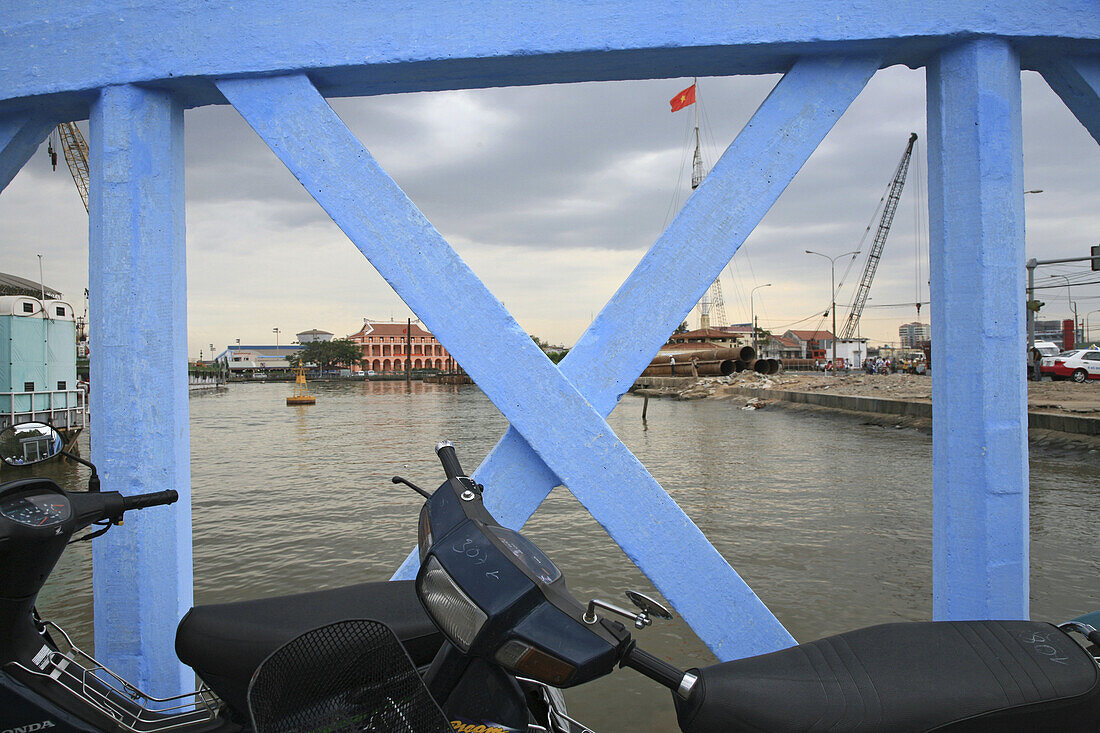 Blaue Brücke über einem Kanal, Saigon, Ho-Chi-Minh Stadt, Vietnam, Asien
