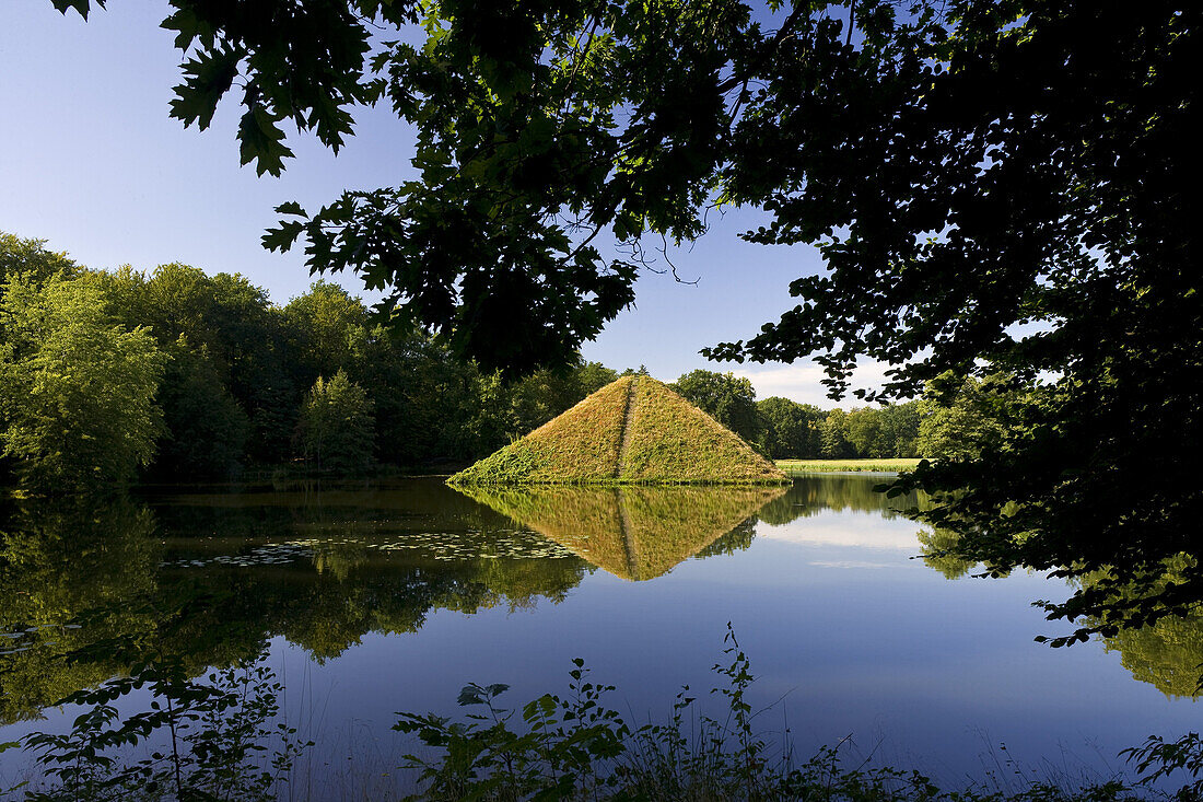 Pyramide im Pyramidensee im Schlosspark Branitz (Fürst Pückler Park) bei Cottbus, Brandenburg, Deutschland, Europa