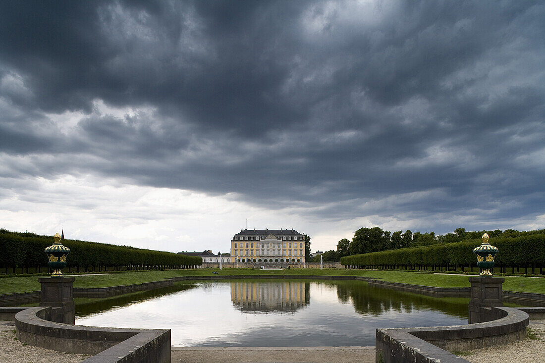 Schloss Augustusburg, Brühl,  Nordrhein-Westfalen, Deutschland, Europa, Dominique Girard (ausgebildet in Versailles) entwarf ab 1728 den Brühler Schlossgarten, seit 1984 UNESCO-Weltkulturerbe, Rokoko