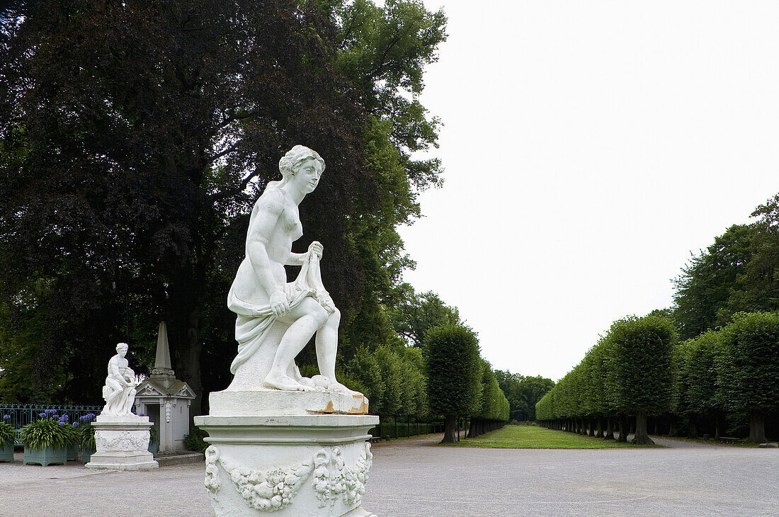Im Schlosspark von Schloss Benrath, Lustschloss im Rokoko Stil, bei Düsseldorf, Nordrhein-Westfalen, Deutschland, Europa
