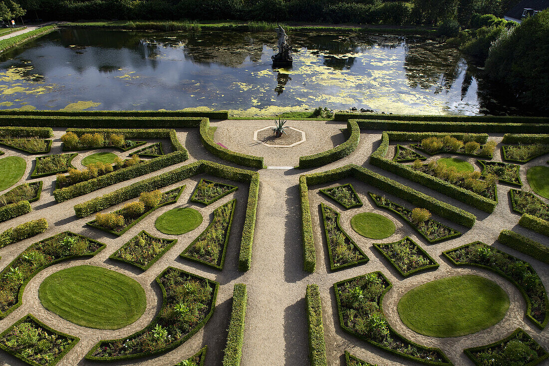 Blick vom Globushaus nach Süden auf Spiegelteich, Herkulesfigur und die südliche Gartenterrasse, Neuwerkgarten, barocker Terrassengarten, Schloss Gottorf, Schleswig, Schleswig-Holstein, Deutschland, Europa