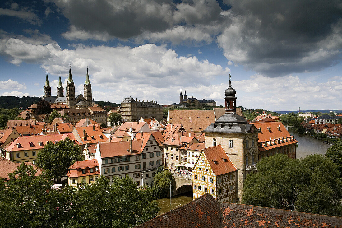 Blick auf Bamberger Dom (Links), St. Michaelskirche (Mitte) und das Alte Rathaus (Rechts), Bamberg, Franken, Bayern, Deutschland, Europa