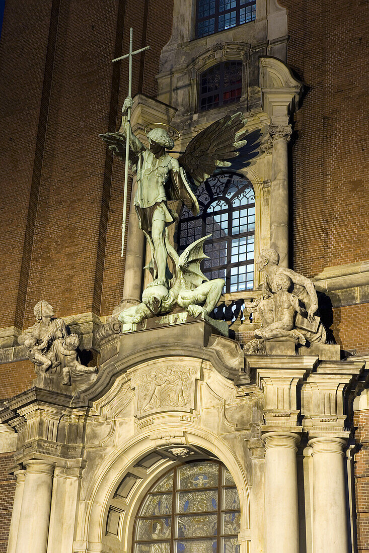 Erzengel Michael über dem Portal der Kirche Sankt Michaelis, genannt Michel, Hamburg, Deutschland, Europa