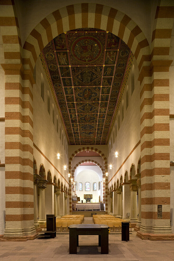 Bemalte Holzdecke im Mittelschiff des Langhauses von St. Michael zu Hildesheim, auch Michaeliskirche genannt (UNESCO-Weltkulturerbe), Hildesheim, Niedersachsen, Deutschland, Europa