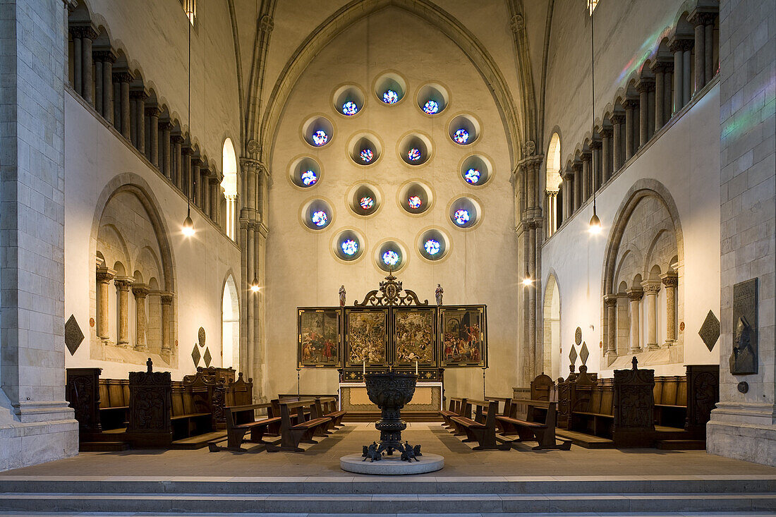 Alter Chor mit Taufbecken und dem Hochaltar im St.-Paulus-Dom in Münster, Münster, Nordrhein-Westfalen, Deutschland, Europa