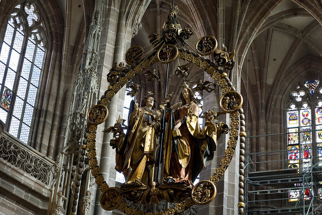 Deckengewölbe und Engelsgruß in der St. Lorenzkirche in Nürnberg, gotischer Kirchenbau, Nürnberg, Bayern, Deutschland, Europa