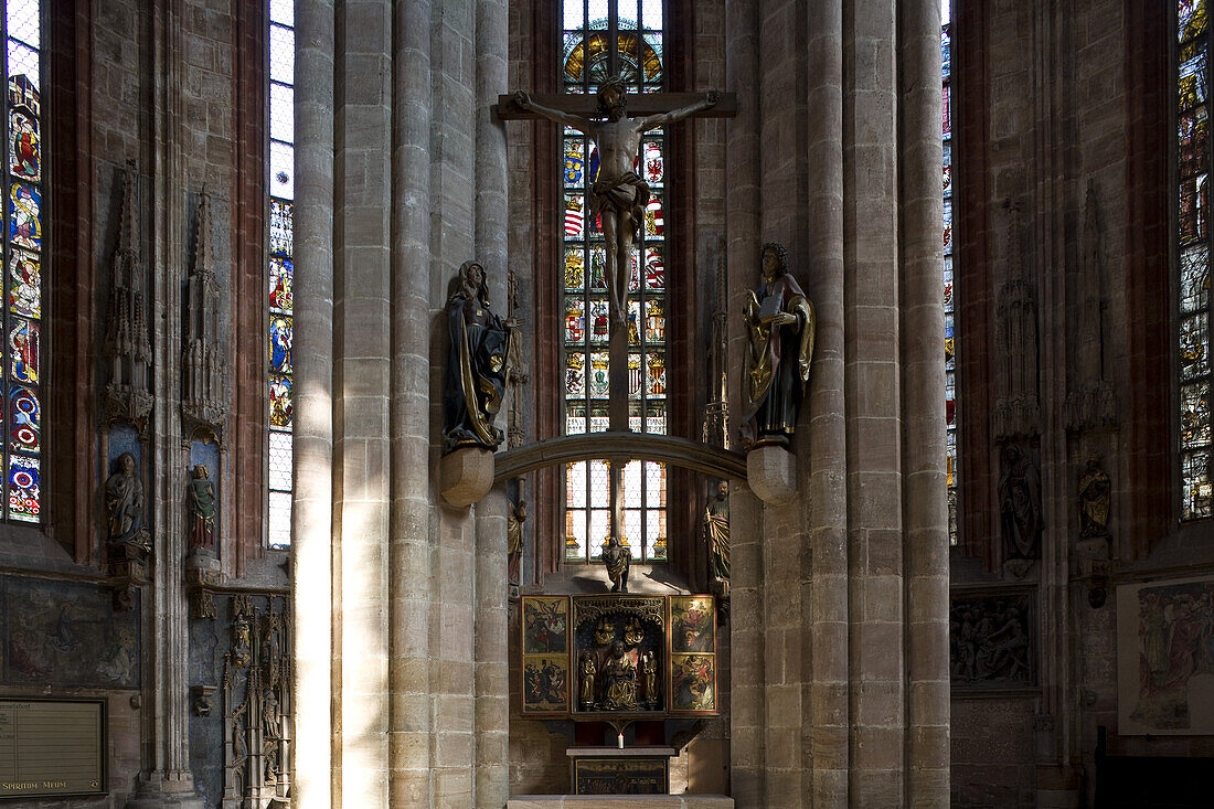 Kreuzigungsgruppe und Petersaltar in St. Sebald, Sebalduskirche in Nürnberg, Nürnberg, Bayern, Deutschland, Europa