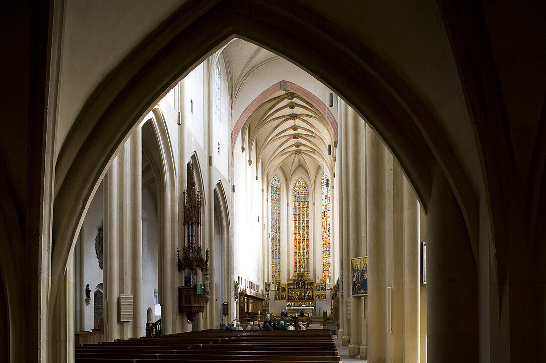 Mittelschiff mit Blick auf den Zwölfbotenaltar in der Stadtpfarrkirche St. Jakob in Rothenburg ob der Tauber, Bayern, Deutschland, Europa