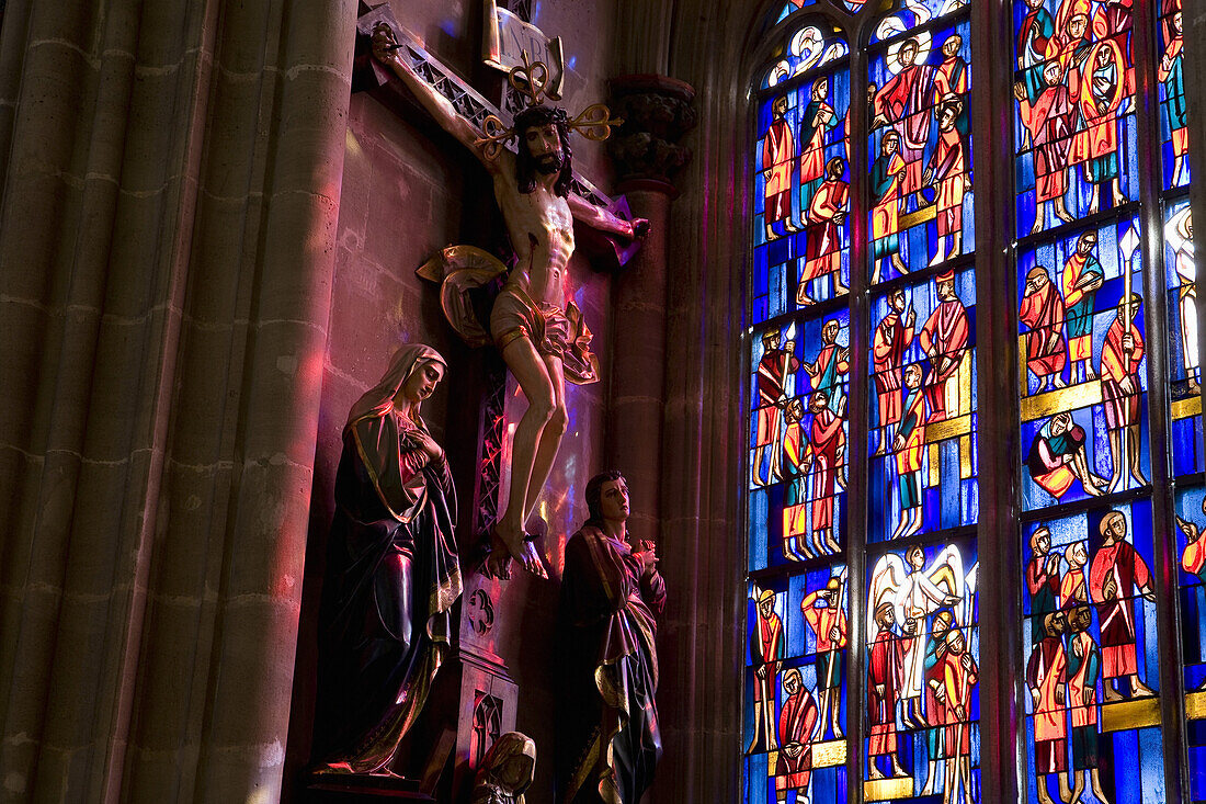 Innenansicht mit Buntglasfenster, Heilig Kreuz Münster, offiziell: Münster zum Heiligen Kreuz in Schwäbisch Gmünd, Baden-Württemberg, Deutschland, Europa