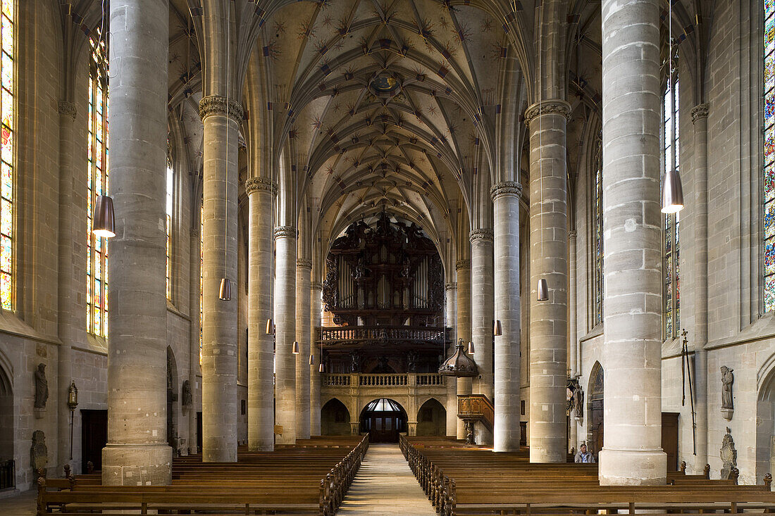 Blick zur Empore mit Orgelprospekt im Heilig Kreuz Münster, offiziell: Münster zum Heiligen Kreuz in Schwäbisch Gmünd, Baden-Württemberg, Deutschland, Europa