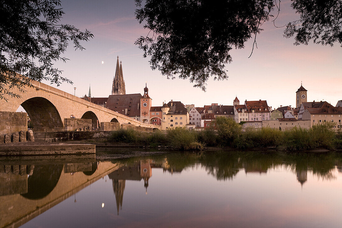 Steinerne Brücke und Dom St. Peter, Regensburger Dom, Unesco-Weltkulturerbe, Donau, Regensburg, Oberpfalz, Ostbayern, Bayern, Deutschland, Europa