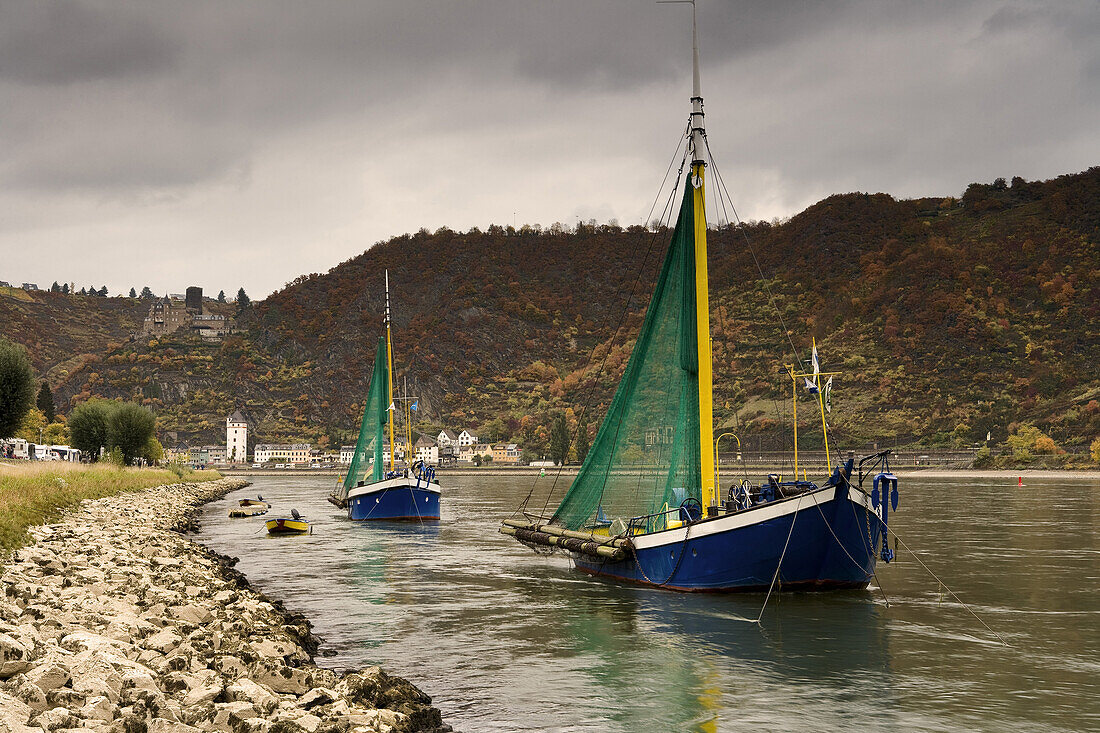Fishing boats on the River Rhine, Katz castle in the backgound, St. Goarshausen, UNESCO world cultural heritage, Rhineland-Palatinate, Germany, Europe