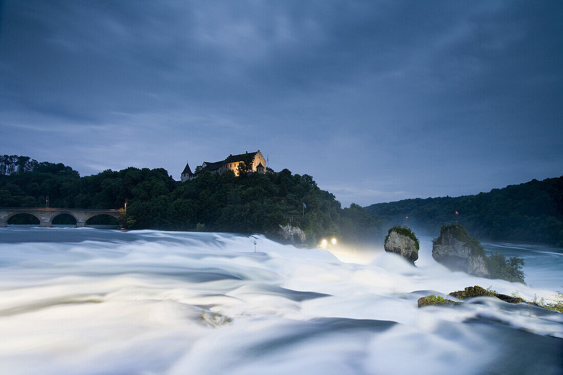 Rheinfall bei Schaffhausen, Rheinfall und Schloss Laufen, Kanton Zürich, Schweiz, Europa