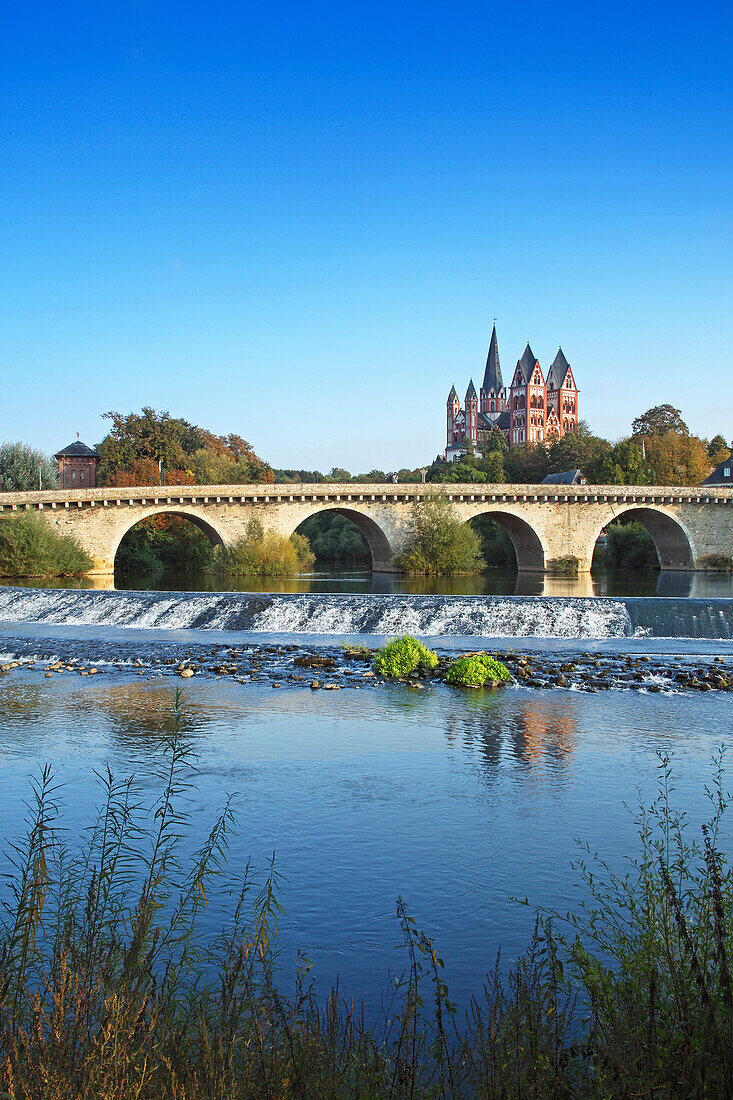 Blick über die Lahn mit Brücke zum Dom, Limburg, Hessen, Deutschland