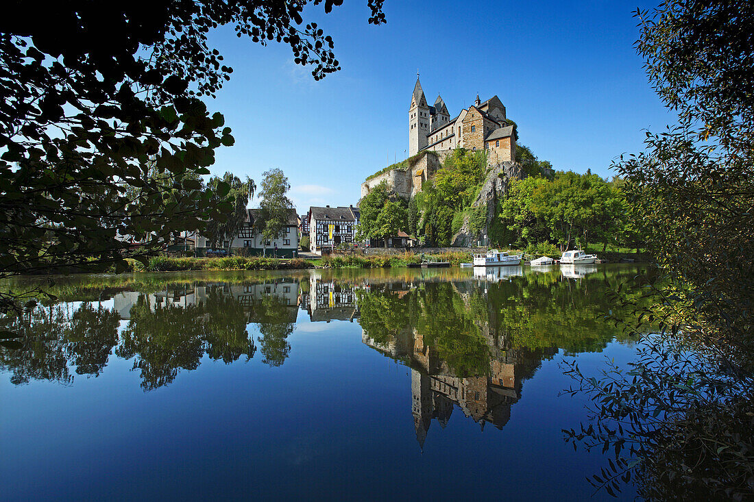 Blick über die Lahn zur Lubentiuskirche, Dietkirchen, Hessen, Deutschland