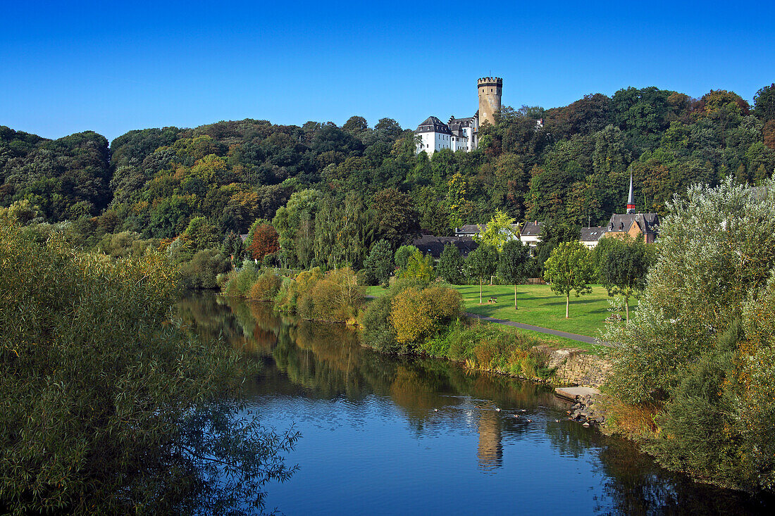 Blick über die Lahn zur Burg Dehrn, Dehrn, Hessen, Deutschland